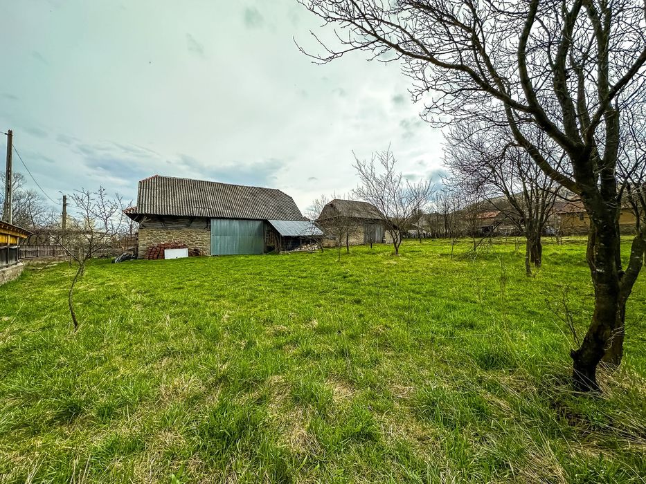 Casă locuibilă + teren mare 6.818 mp, zonă liniștită, – Cota parte 1/2