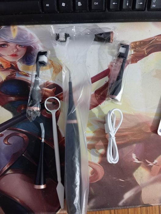 Periuta de dinti ultrasonica cu accesorii de detartraj și curățare