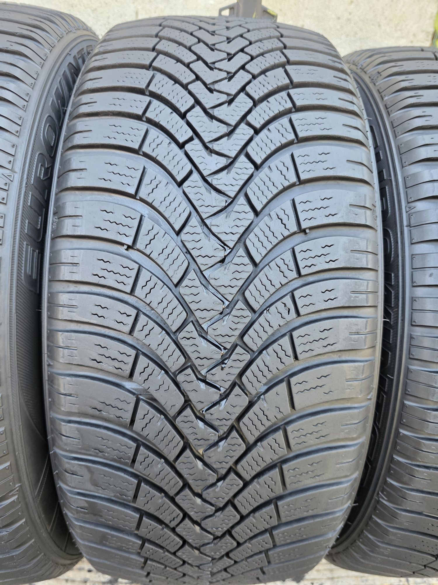 Vând patru anvelope de iarna falken 215 50 17 dot 2121