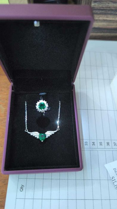 Подвеска с изумрудом и кольцо