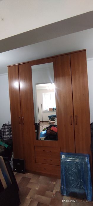 Шкаф с зеркалом из трёх секций