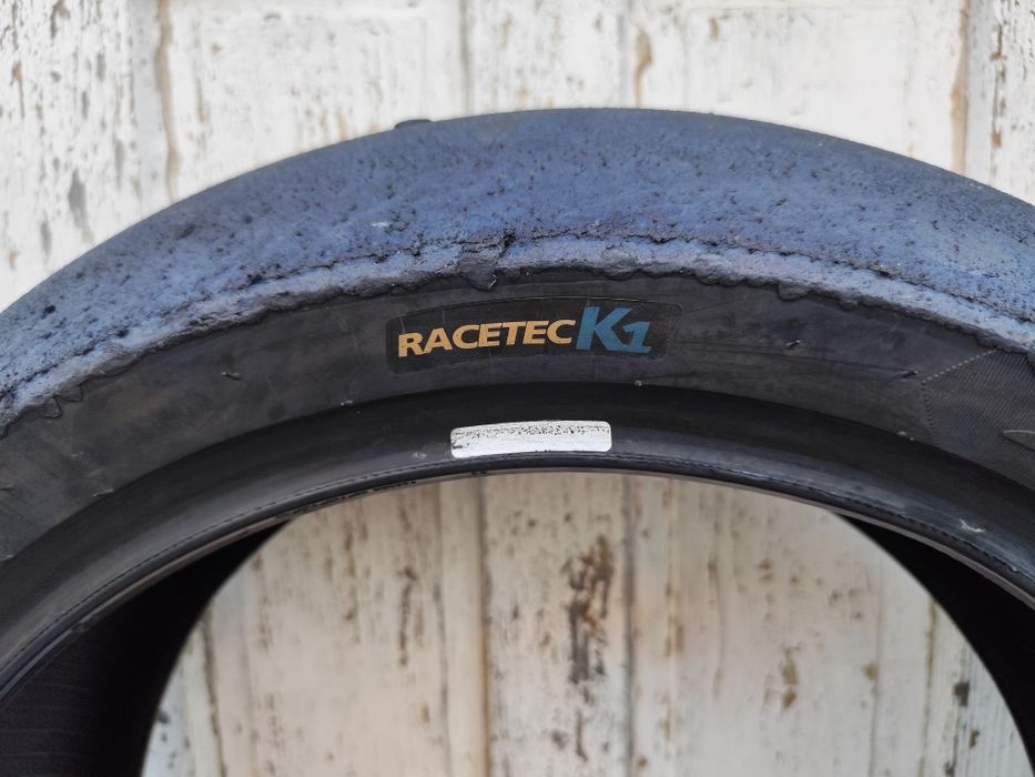 Гуми пълен слик Pirelli, Dunlop