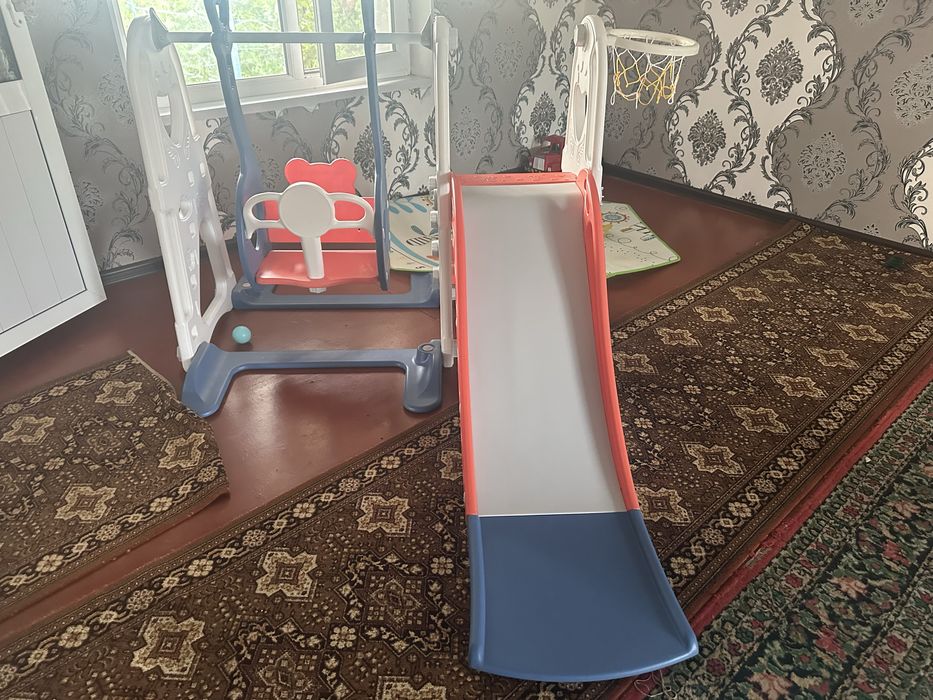 Игровой комплекс, горка, качели, баскетбольное кольцо с мячем