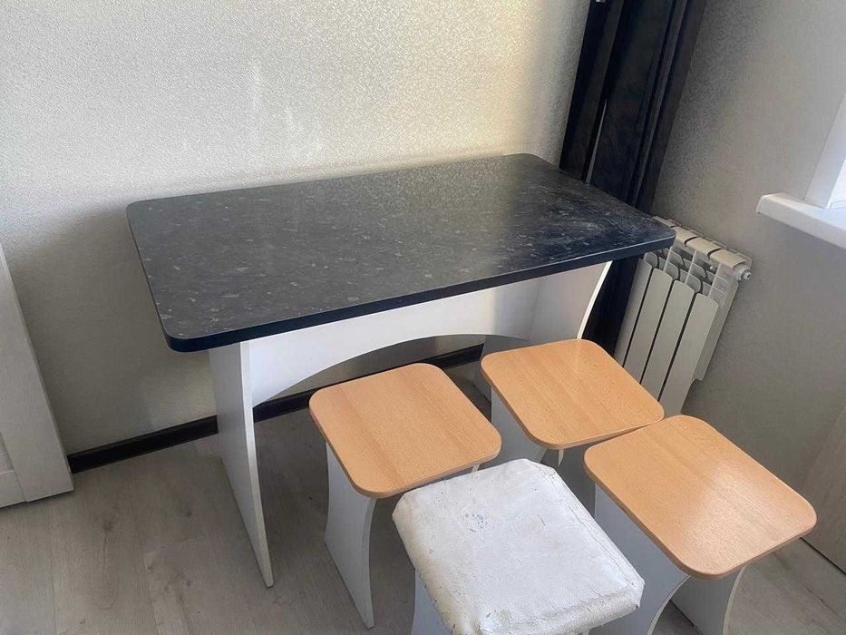 Кухонный стол с табуретами.