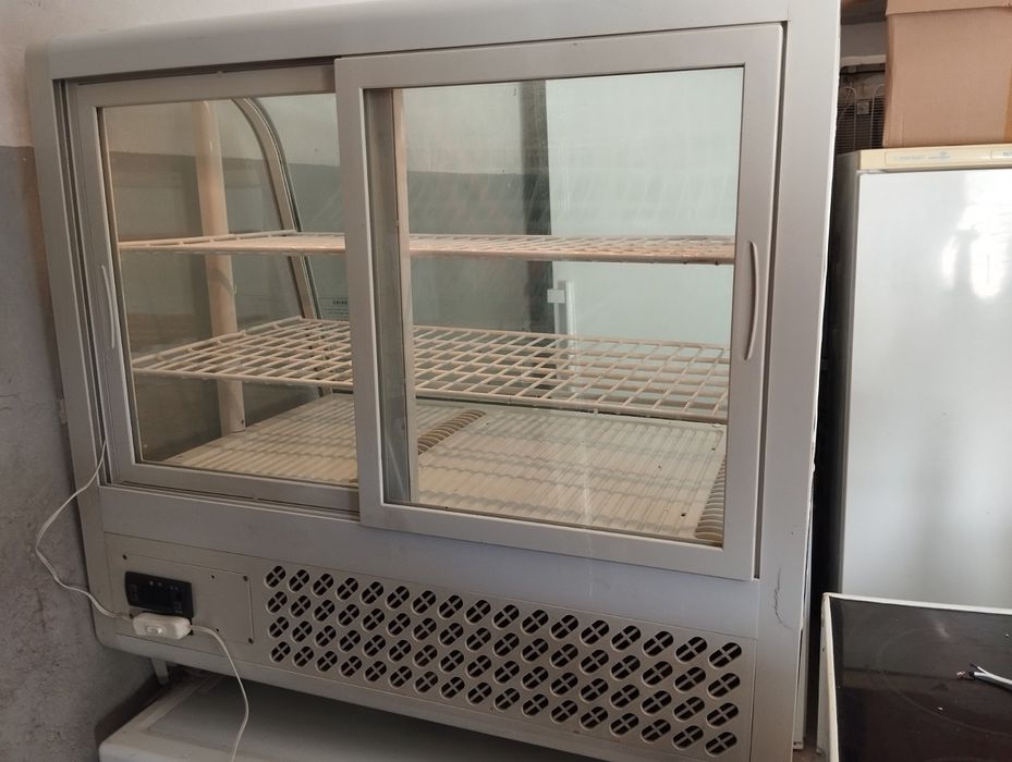 Хладилна витрина Saro