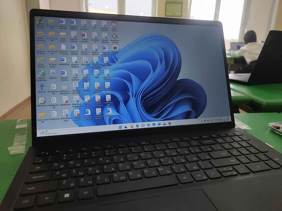 Ноутбук 3510 DELL Vostro  15.6" / 4 Гб / SSD 256 Гб / Windows