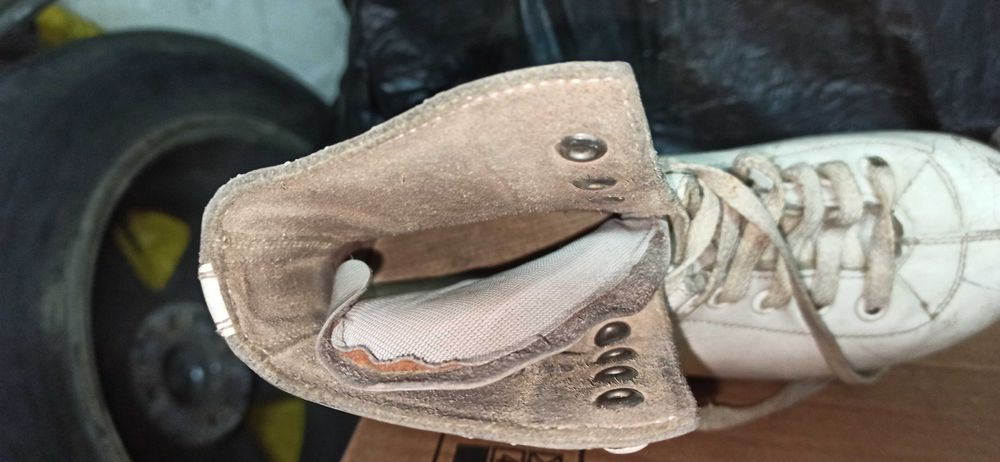 Продава кънки за лед