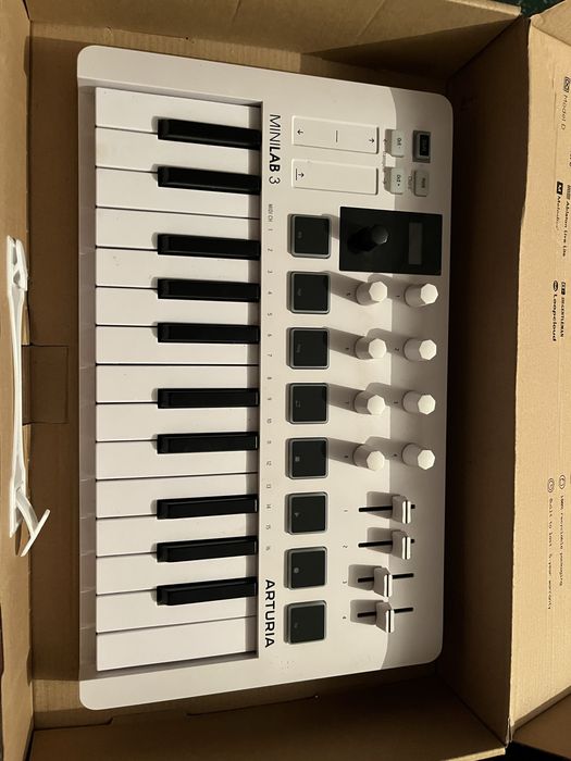 ПРОДАМ MIDI-клавиатура Arturia Minilab 3 белый