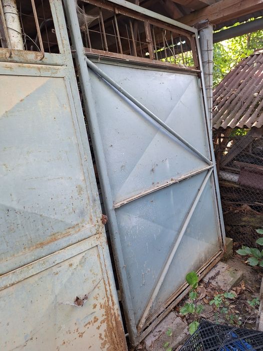 Uși metalice pentru garaj.