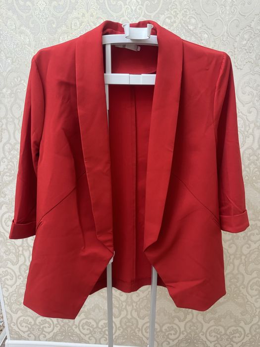 Продается пиджак красный