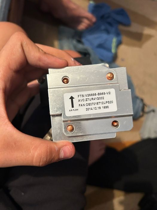 Vand urgen intel i3 2128 cooler si hard disk 500 gb