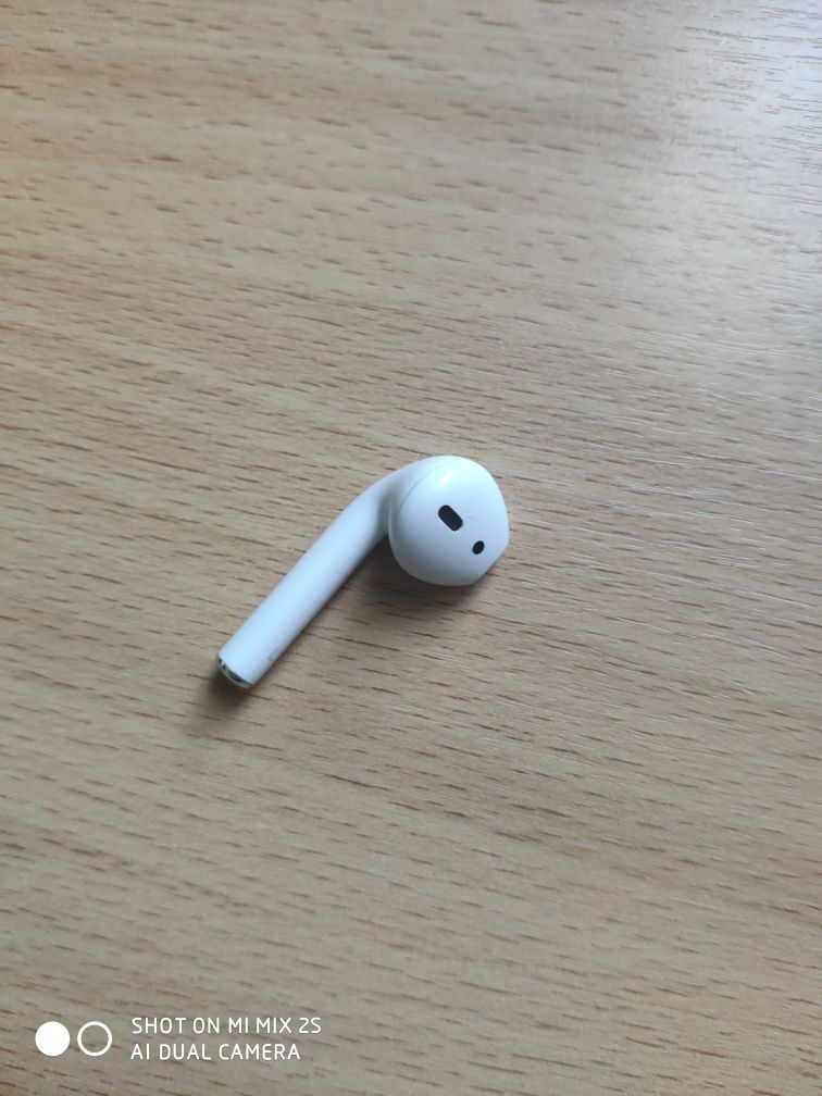 Левый ухо от airpods 2 оригинал