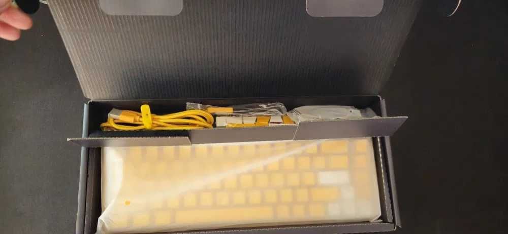 Клавиатура Ducky One 3 SF Cherry MX Silent Red - жълта. Още в гаранция