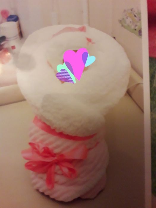 Продам красивый конверт на выписку, комбинезон на девочку с рождения.