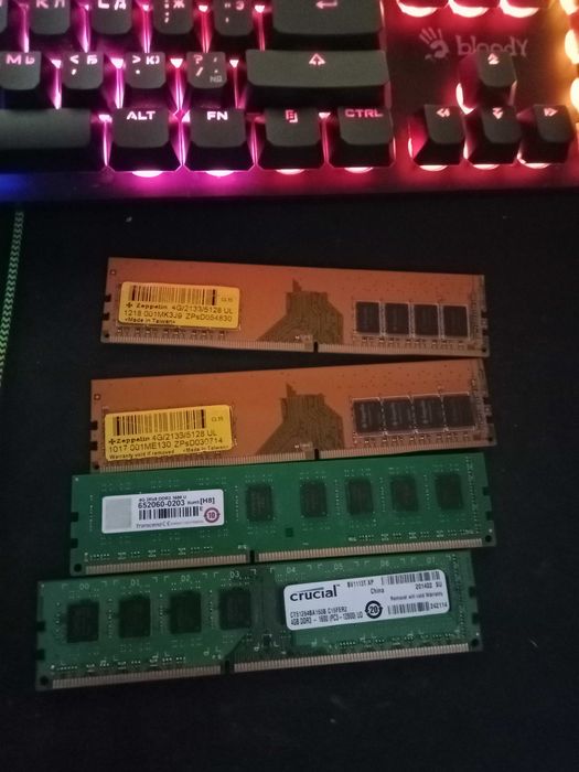 Продам ОЗУ 8 Гб по 2 плашки 2x4 ддр3 2 плашки и ддр4  2 плашки срочно