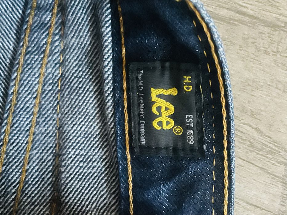 Продавам мъжки дънки “ Lee “