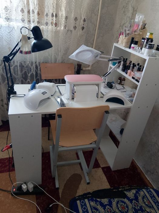 Стол для маникюра со всеми принадлежностями