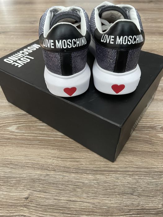 36 н-р Бели кецове Love Moschino