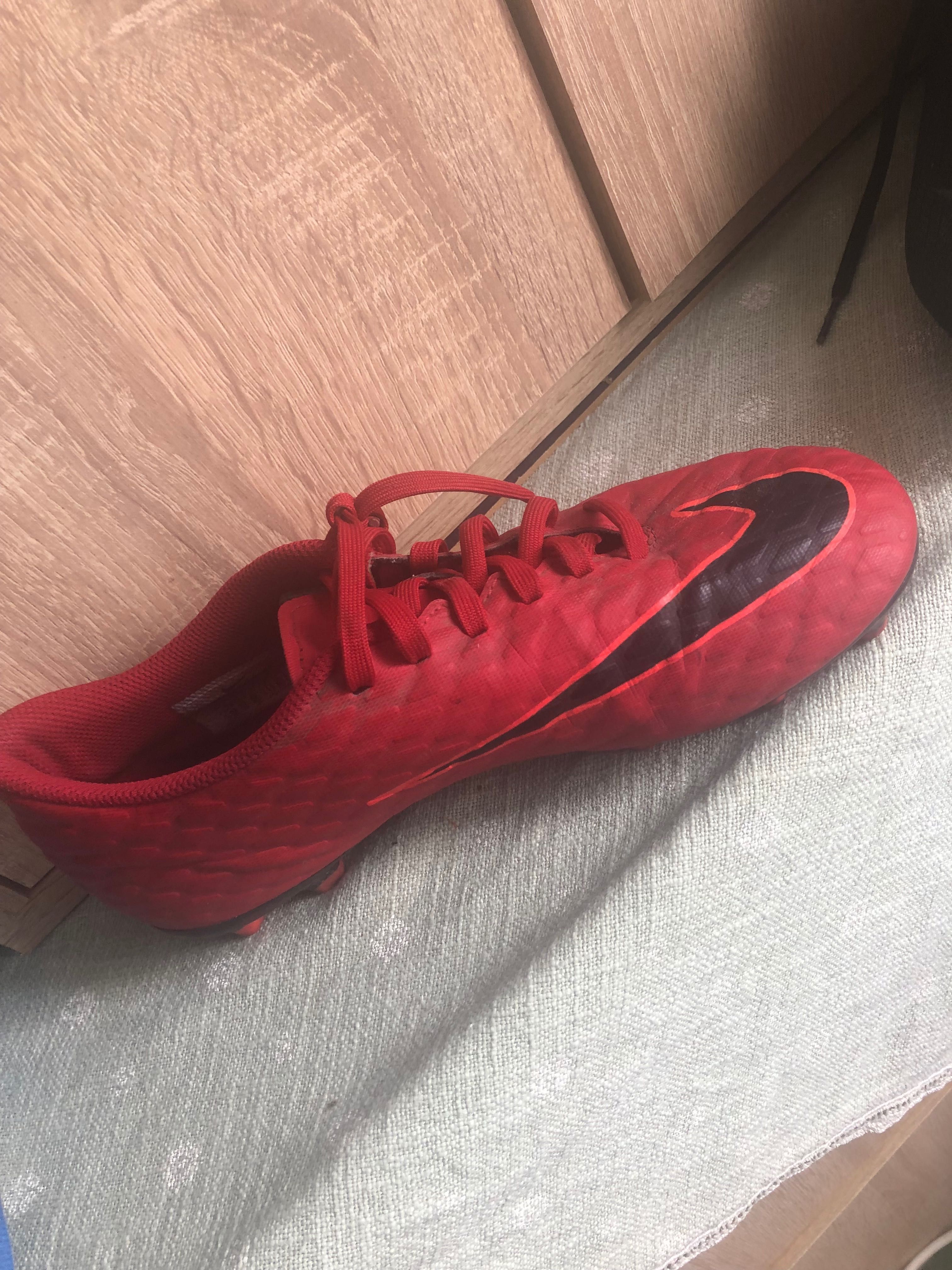 Vând ghete de fotbal Nike hypervenom roși