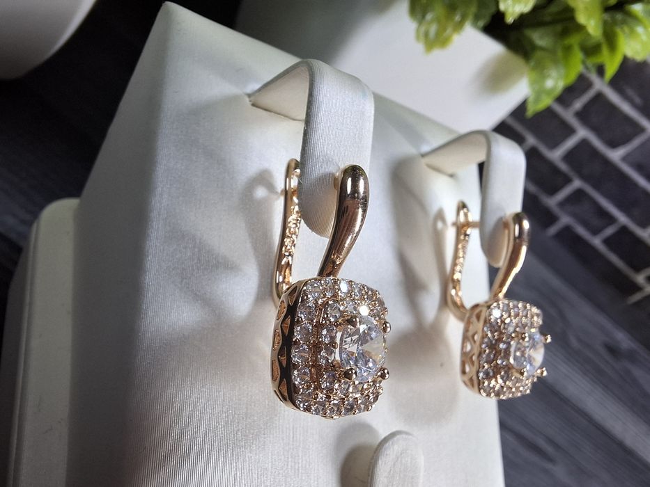 Серьги бижутерия с камнями