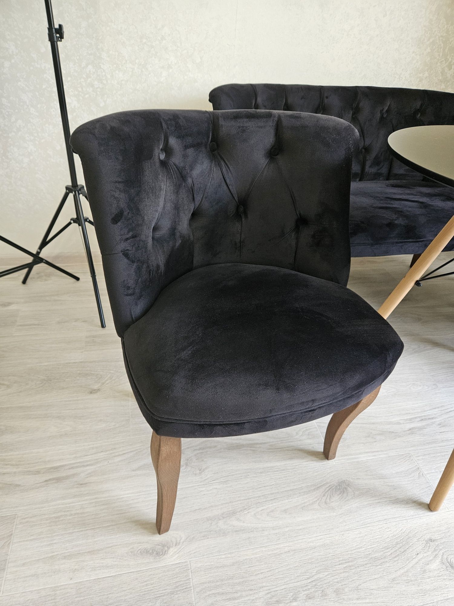 продам мягкий диванчик (софа) с креслами чёрного цвета, со столом.