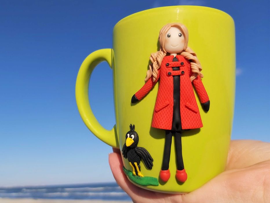 Cana handmade cadou cu figurina fetita din fimo