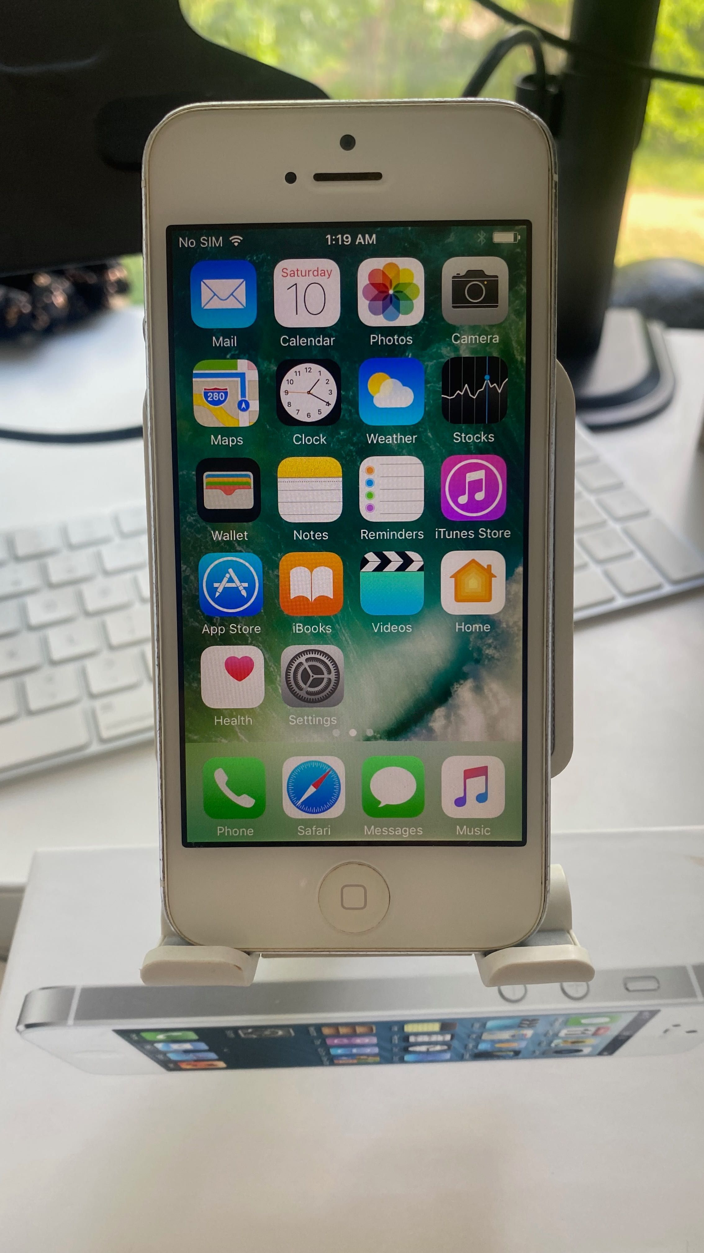 iPhone 5 Silver 16 GB + оригинални слушалки
