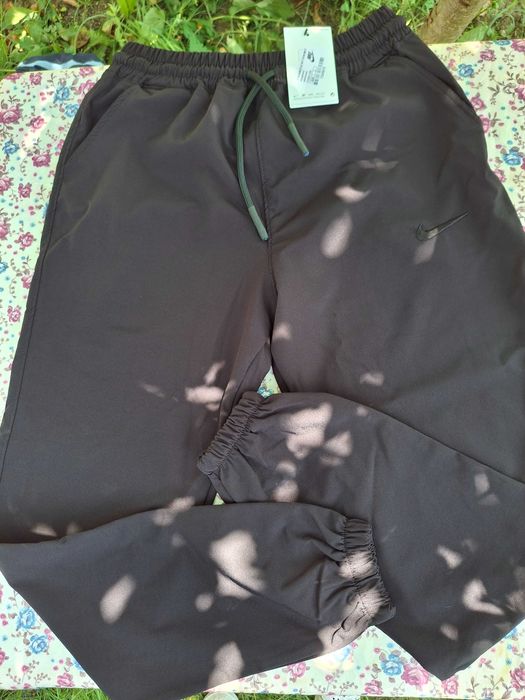 Vand pantaloni sport