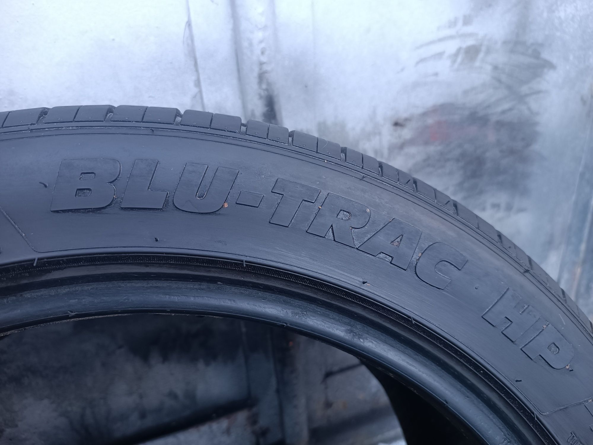 235/45/18 Blu-trac