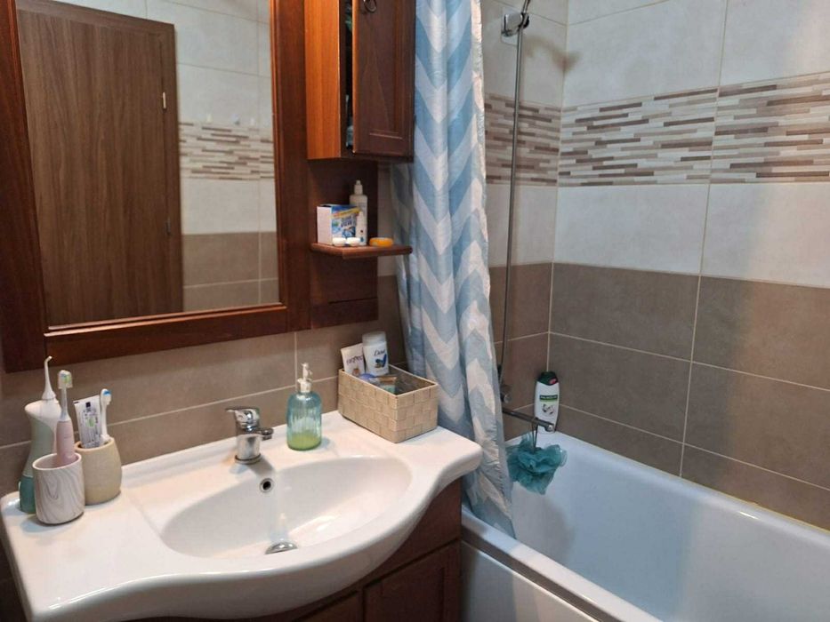 Ofer spre închiriere apartament cu două camere