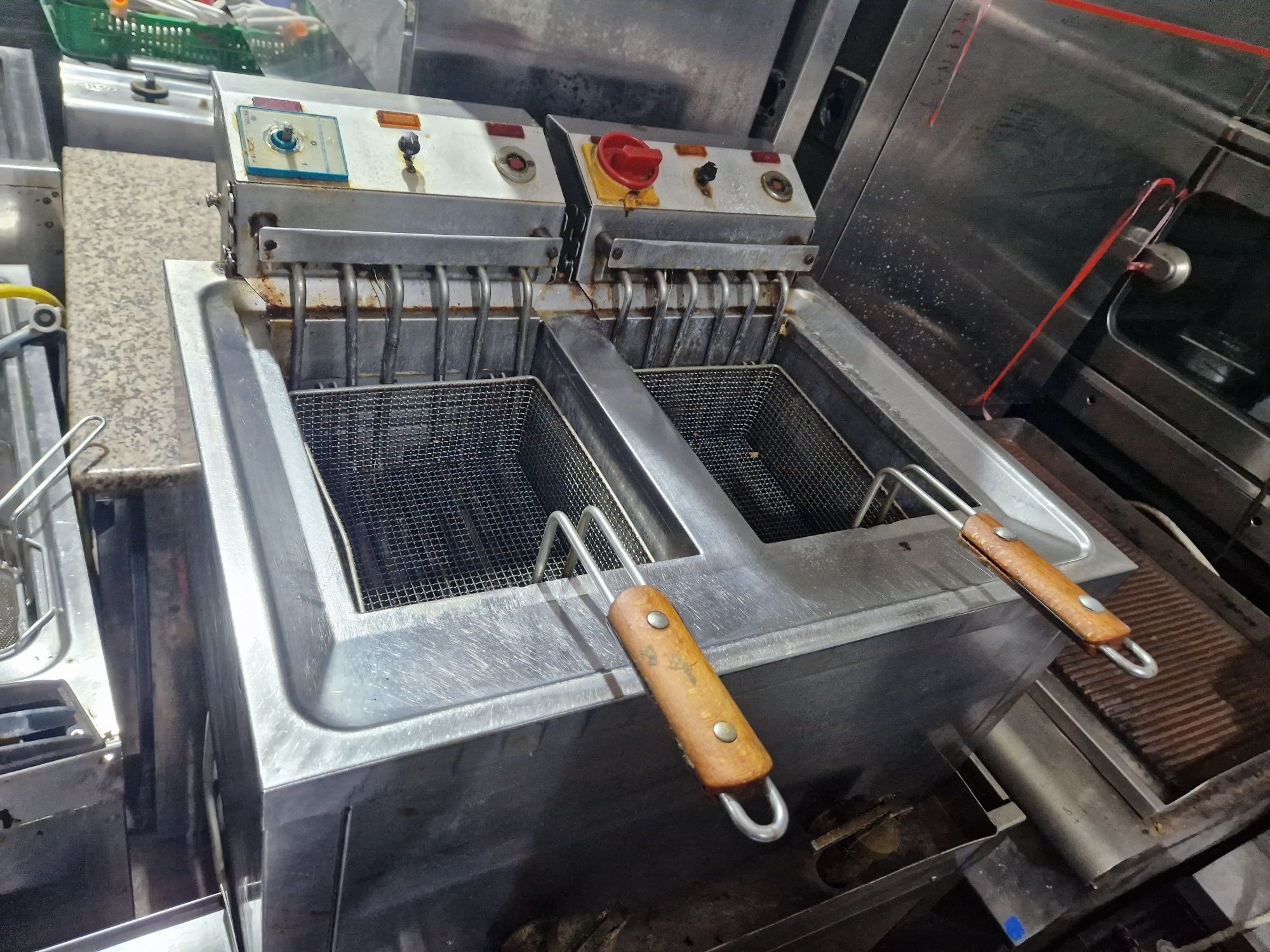 Friteuza dubla cu 2 coșuri la 380v, cu robinet golire
