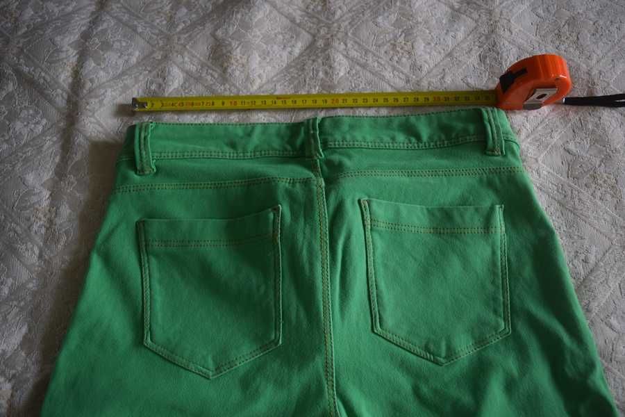 Blugi dama de la BERSHKA, elastici pe culoarea verde