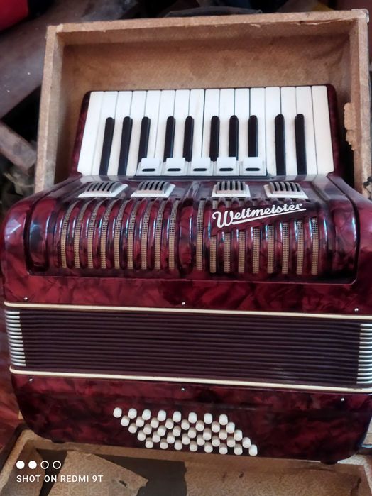 Акордеон велтмайстер 40 баса почти нов