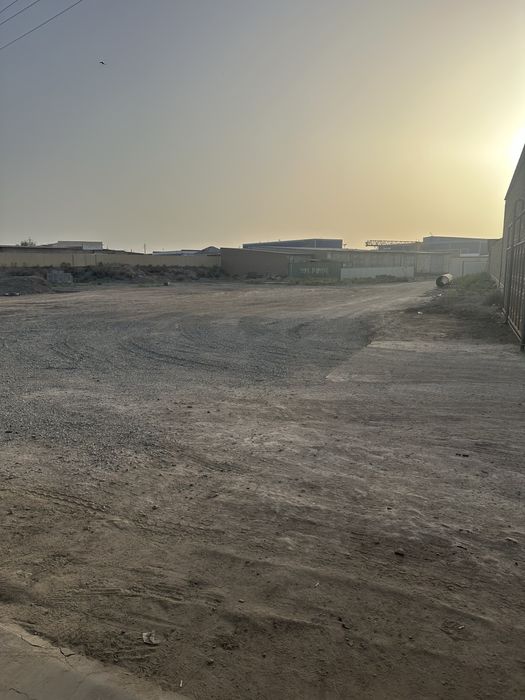 Урганч шахарда 4 900квадрат омборхона офислари билан сотилади.