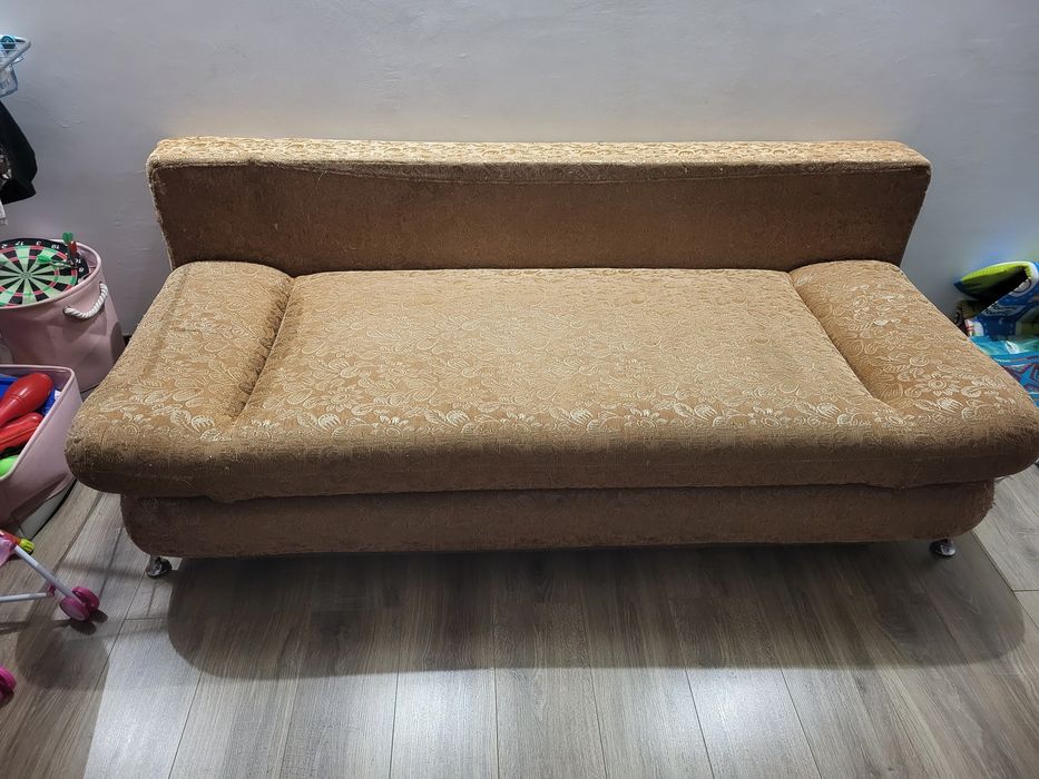 Бу небольшой диван