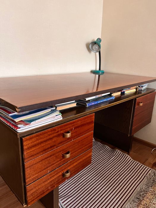 Письменный стол, массивный из немецкого гарнитура