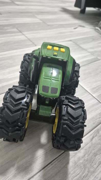 Vand tractor john deere cu remorca