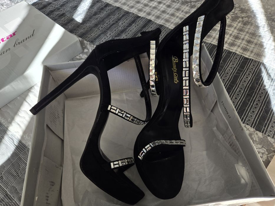 Черни блестящи токчета