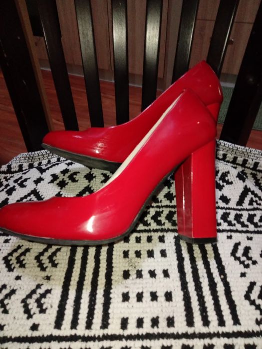 Обувки на висок ток