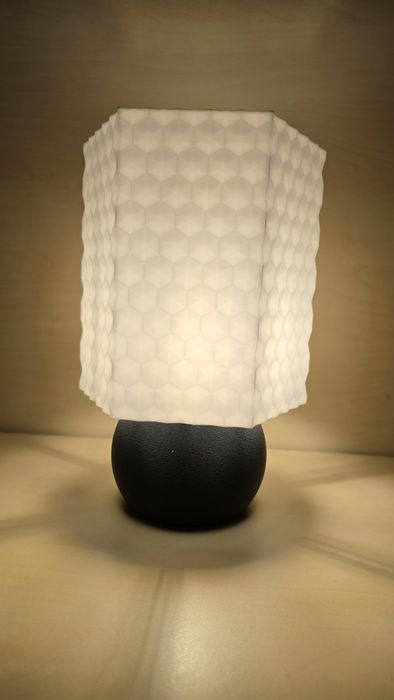 Lampa hexagonala cu model