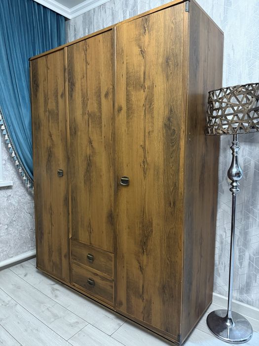 Продаю набор: шкаф, тумба, письменный стол и напольная витрина