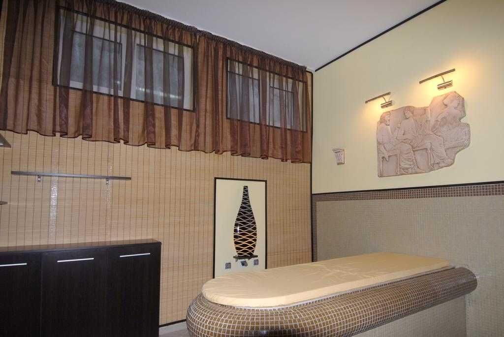 Продава се Хотел в Несебър - 1750 кв.м за 1115 €/кв.м - Снимка #1