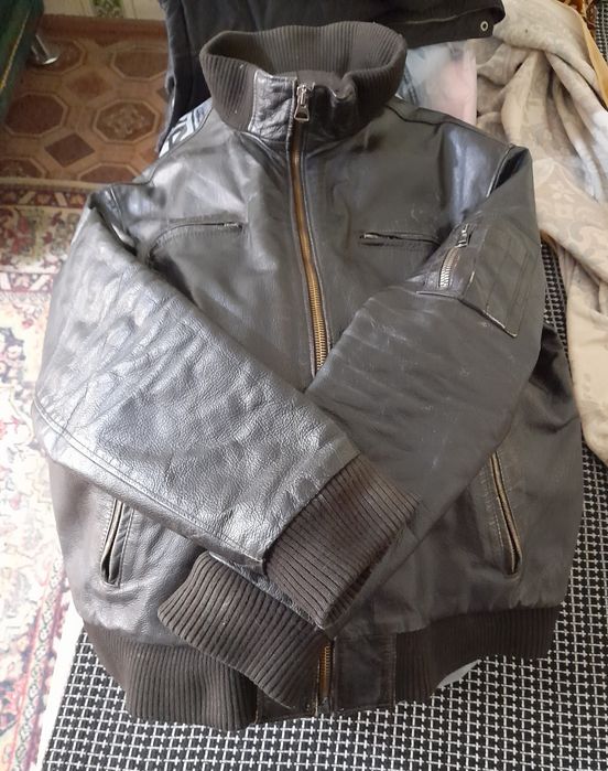 Срочно. Кожаный,мужской, модный, чёрный бомбер.48/50р. Италия