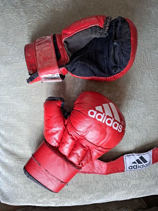 Отдам кожаные рукопашные перчатки на 10 - 14 лет. Сильно б/у.