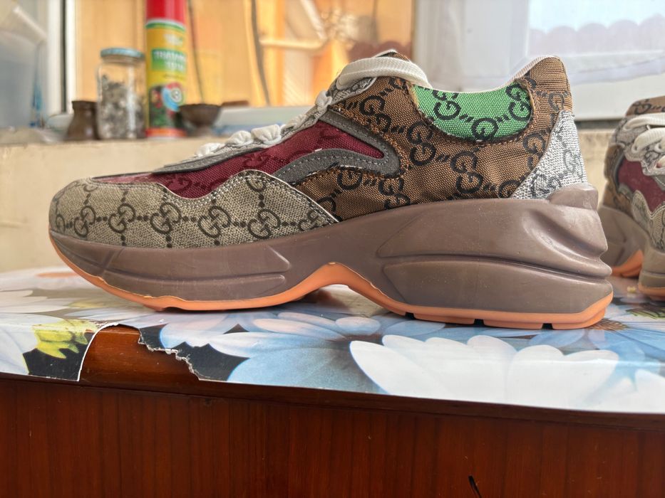 Vand adidasi gucci