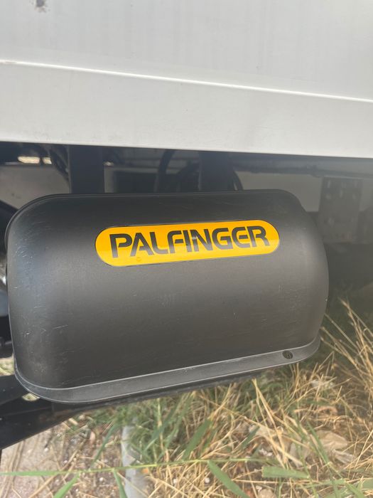 Падащ борд Palfinger и фургон Iveco Daily 35S18