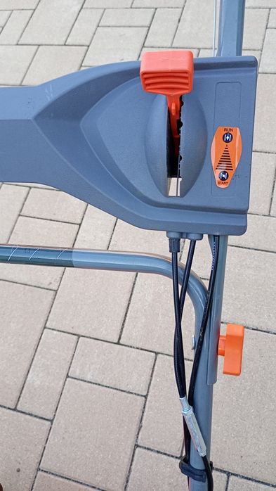 Mașină de tuns gazonul cu = Certificat de Garanție =