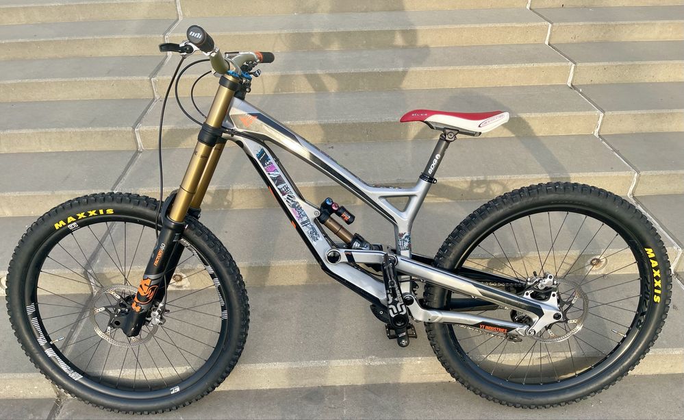 YT Tues CF Pro Race carbon downhill