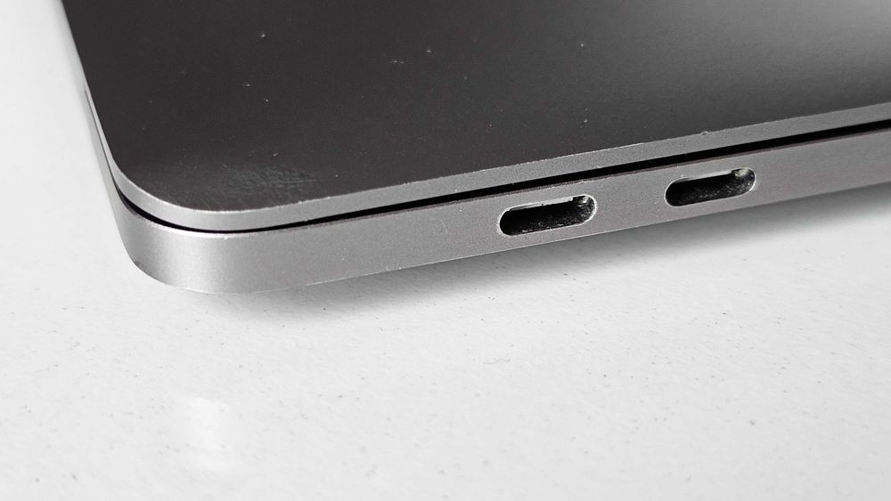 Продавам MacBook Pro Retina A2159 Touchbar 2019