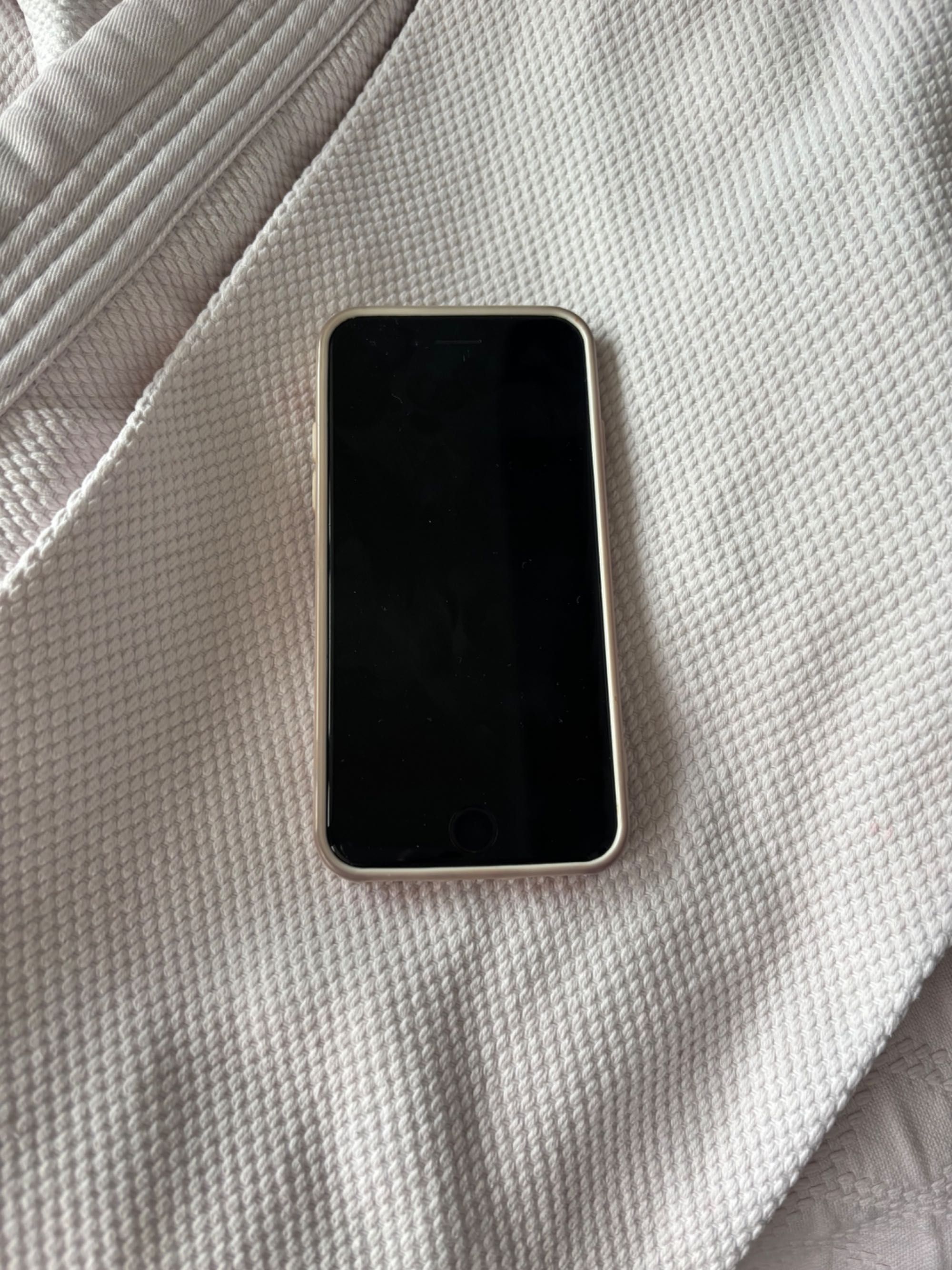 iPhone SE 2020 .